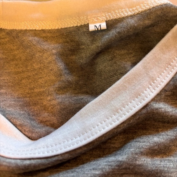 Women’s shirt size medium - Picture 4 of 4